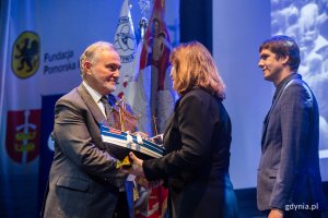 Prezydent Gdyni Wojciech Szczurek odbiera podziękowania i figurkę kutra z rąk Małgorzaty Zwiercan i Michała Kanikuły podczas gali 13-lecia powstania Fundacji Pomorska Inicjatywa Historyczna // fot. Karol Stańczak