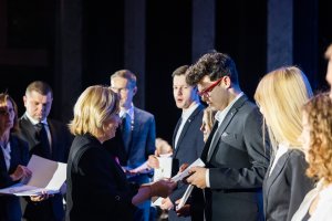 Wiceprezydentka Gdyni Oktawia Gorzeńska gratulująca stypendystom z gdyńskich szkół