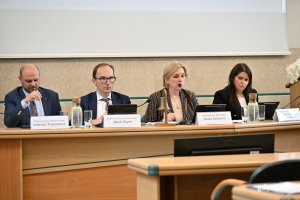 XXXVI sesja Rady Miasta Gdyni. Na zdjęciu widoczne prezydium Rady Miasta Gdyni, od lewej: Ireneusz Trojanowicz, wiceprzewodniczący Rady Miasta Gdyni, Jakub Ubych, wiceprzewodniczący Rady Miasta Gdyni, Beata Zastawna, przewodnicząca Rady Miasta Gdyni oraz Mariola Śrubarczyk-Cichowska, wiceprzewodnicząca Rady Miasta Gdyni