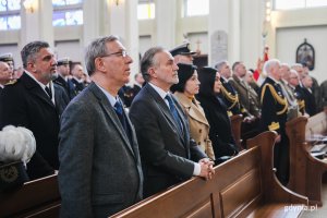 Uroczysta msza święta z okazji 101. rocznicy utworzenia Marynarki Wojennej. Na zdjęciu: prezydent Gdyni Wojciech Szczurek i radny miasta Zenon Roda // fot. Karol Stańczak