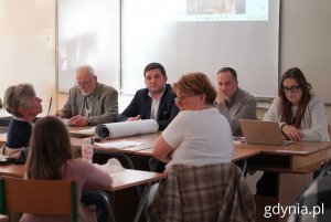 Na zdjęciu m.in. (od lewej):  Henryk Wiszniowski, przewodniczący Rady Dzielnicy Orłowo, Maciej Zielonka, wiceprezydent Gdyni i Dawid Biernacik, radny (fot. Magdalena Starnawska)