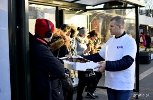 Akcja promocyjna PKA w Gdyni i Mercedesa z okazji tłustego czwartku. (fot. Kamil Złoch)