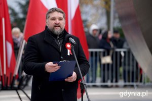 Tadeusz Szemiot, przewodniczący rady miasta podczas przemówienia przed pomnikiem Polski Morskiej (fot. Mirosław Pieślak)