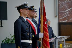 Poczet sztandarowy podczas uroczystości nadania tytułu doktora honoris causa Uniwersytetu Morskiego dr. Yohei Sasakawie