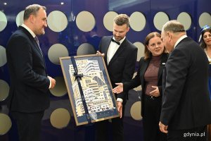 Prezydent Gdynia Aleksandra Kosiorek oraz wiceprezydent Gdyni Tomasz Augustyniak, wręczyli Krzysztofowi Arcymanowi, dyrektorowi Mercure Gdynia Centrum oraz jego zastępcy, Michałowi Woźniakowi, upominek od mieszkańc&oacute;w Gdyni