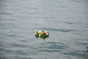 Wiazanka kwiat&oacute;w &bdquo;W hołdzie tym, kt&oacute;rzy odeszli na wieczną wachtę" 