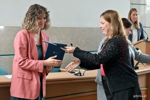 Celina Łozowska &ndash; kierowniczka Biura Miejskiego Konserwatora Zabytk&oacute;w w Gdyni odbierająca podziękowania i upominek z rąk prezydent Gdyni Aleksandry Kosiorek i wiceprezydentki Oktawii Gorzeńskiej