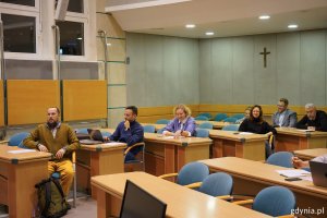 Członkowie i członkinie Rady ds. Mężczyzn&nbsp;podczas grudniowego posiedzenia