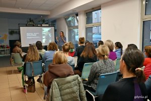 Małgorzata Sowińska &ndash; ginekolog i członkini Gdyńskiej Rady Kobiet podczas spotkania &bdquo;Twoje ciało w nowym rytmie. O perimenopauzie i menopauzie&rdquo; w ramach cyklu &bdquo;Marzec Kobiet: Port Dobrostan&rdquo; wraz z uczestniczkami prelekcji (fot. Magdalena Czernek)