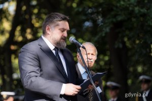 Mężczyzna w garniturze przy mikrofonie