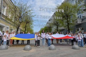 Uczniowie z Żytomierza symbolicznie świętowali 3 maja w dowód wdzięczności za pomoc, która płynęła z Polski - w tym także z Gdyni, fot. Żytomierska Rada Miejska / Facebook