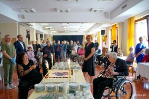 Uczestnicy uroczystości śpiewający &bdquo;Sto lat&rdquo; solenizantowi 