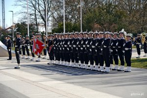 Stojący w dwuszeregu marynarze z Kompanii Reprezentacyjnej Marynarki Wojennej w galowych mundurach podczas uroczystości z okazji 80. rocznicy zakończenia walk o Gdynię
