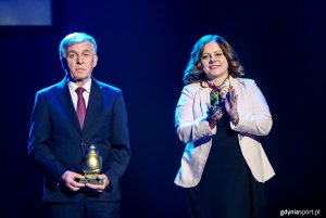 XXVII Gala Gdyńskiego Sportu w Teatrze Muzycznym w Gdyni. Jerzy Greszkiewicz i prezydent Gdyni Aleksandra Kosiorek (fot. Gdyńskie Centrum Sportu)