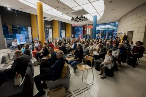 Publiczność spotkania wok&oacute;ł książki &bdquo;Heroiczna. Gdynia w latach II wojny światowej&rdquo;