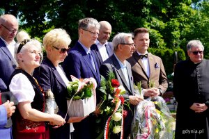 Wiceprezydent Rafał Geremek i goście kameralnej uroczystości przy grobie Antoniego Abrahama (fot. Karolina Szypelt)