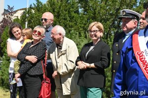 na zdjęciu grupa uśmiechniętych ludzi