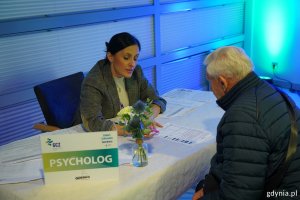 Jedno ze stoisk w Polsat Plus Arenie Gdynia oraz mieszkańcy