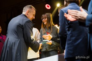 Gala finałowa X edycji Przeglądu Teatrów Amatorskich „Kurtyna” w gdyńskim Małym Kacku. Na scenie m.in. laureaci z Teatru Pierwsze Kroki (fot. Paweł Budziński)