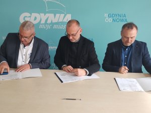 Michał Guć, wiceprezydent Gdyni ds. innowacji (w środku) podpisuje umowę // fot. Laboratorium Innowacji Społecznych