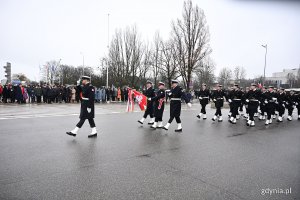 Defilada na koniec uroczystości z okazji 98. rocznicy nadania Gdyni praw miejskich 