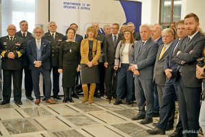 Od prawej: senator Ryszard Świlski, Jacek Karnowski &ndash; wiceminister funduszy i polityki regionalnej, senatorowie Bogdan Borusewicz, Kazimierz Kleina i Anna G&oacute;rska, Tomasz Miegoń &ndash; dyrektor Muzeum Marynarki Wojennej, Karin Moder &ndash; dyrektorka Muzeum Miasta Gdyni, kadm. Andrzej Ogrodnik &ndash; dow&oacute;dca 3. Flotylli Okręt&oacute;w, kadm. Mirosław Jurkowlaniec &ndash; szef Zarządu Morskiego &ndash; zastępca inspektora Marynarki Wojennej, Hanna Wenda-Uszyńska &ndash; wnuczka inż. Tadeusza Wendy, kadm. prof. dr hab. Tomasz Szubrycht &ndash; rektor-komendant Akademii Marynarki Wojennej w Gdyni, prof. dr hab. inż. kpt. ż.w. Adam Weintrit &ndash; rektor Uniwersytetu Morskiego w Gdyni wiceadm. Krzysztof Jaworski &ndash; dow&oacute;dca Centrum Operacji Morskich &ndash; Dow&oacute;dztwa Komponentu Morskiego podczas uroczystego otwarcia wystawy &bdquo;Gdynia x 10&rdquo; w Senacie RP 