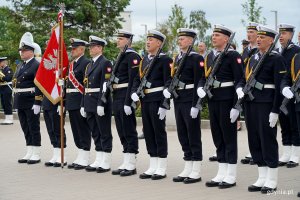 Kompania Reprezentacyjna Marynarki Wojennej podczas uroczystości przekazania obowiązk&oacute;w dow&oacute;dcy COM - DKM 