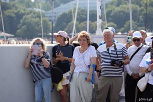 W tłumie stoi c&oacute;rka kapitana Pinkiewicza Jarmiła Ulatowska