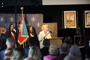Przy mikrofonie dyrektorka ze szwedzkiej szkoły AF Chapmangymnasiet w Karlskronie