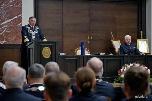 prof. dr hab. inż. kpt. ż. w. Adam Weintrit &ndash; rektor Uniwersytetu Morskiego w Gdyni i prof. dr hab. inż. Janusz Mindykowski podczas uroczystości nadania tytułu doktora honoris causa Uniwersytetu Morskiego dr. Yohei Sasakawie 