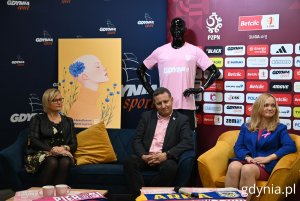 Na zdjęciu (od lewej): Danuta Synak, koordynator organizacyjny Centrum Chorób Piersi, Uniwersyteckie Centrum Kliniczne w Gdańsku, koordynator pacjenta onkologicznego, Paweł Bień, dyrektor operacyjny Arki Gdynia,Jolanta Sobierańska-Grenda, prezes Szpitali Pomorskich (fot. Magdalena Starnawska) 