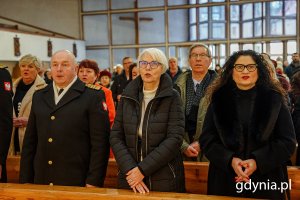 W mszy św. w intencji miasta wzięli udział m.in.: (w pierwszym rzędzie od lewej) przedstawiciele Marynarki Wojennej,  Joanna Zielińska - przewodnicząca Rady Miasta Gdyni, posłanka Dorota Arciszewska-Mielewczyk, a także (w drugim rzędzie od prawej)  radni Zenon Roda, Danuta Styk i Elżbieta Sierżęga oraz przedstawiciele Marynarki Wojennej