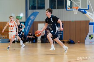 Koszykarze na boisku w trakcie meczu