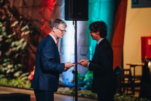 Wiceprezydent Gdyni Rafał Geremek i P&eacute;ter N&aacute;ndor Kert&eacute;sz &ndash; konsul generalny Węgier w Gdańsku podczas spotkania w Europejskim Centrum Solidarności z okazji 70. rocznicy wybuchu powstania węgierskiego