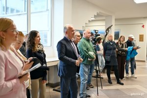 Uczestnicy wernisażu podczas oficjalnego otwarcia wystawy &bdquo;Gdynia Miasto Modernizmu&rdquo; 