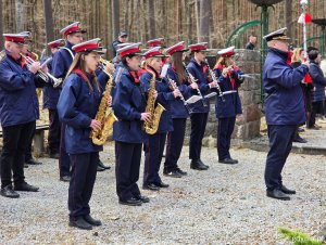 Orkiestra grająca pod Pomnikiem Ofiar Piaśnicy