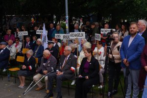 Obchody 87. rocznicy sowieckiej agresji na Polskę pod pomnikiem  &bdquo;W hołdzie zesłańcom Sybiru&rdquo;. Na zdjęciu m.in: prezydent Gdyni Aleksandra Kosiorek, pomorski radny Roman Dambek, gdyńscy radni: Łukasz Strzałkowski i Joanna Zielińska i przedstawiciele Związku Sybirak&oacute;w 