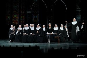 Zdjęcie z pr&oacute;by medialnej spektaklu &bdquo;Zakonnica w przebraniu&rdquo; w Teatrze Muzycznym w Gdyni. Scena zbiorowa 