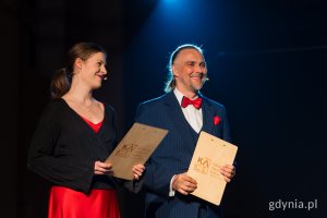 Dwoje konferensjerów