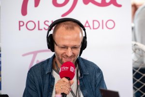 Plenerowe studia Polskiego Radia nadają z Gdyni przed „Lato z Radiem Festiwal”, fot. Dawid Linkowski