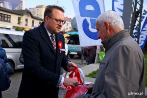 Flagi mieszkańcom Gdyni rozdawał wiceprezydent Marek Łucyk // fot. Paweł Kukla