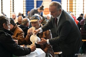 Wielkanocne śniadanie dla samotnych i potrzebujących w Gdyni, fot. Michał Puszczewicz