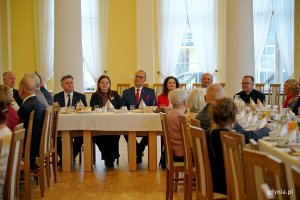 Od lewej: Krzysztof Jankowski &ndash; pełnomocnik prezydent Gdyni ds. kombatant&oacute;w i os&oacute;b represjonowanych, poseł Michał Kowalski, prezydent Gdyni Aleksandra Kosiorek, wicewojewoda pomorski Emil Rojek, posłanka Dorota Arciszewska-Mielewczyk oraz Ireneusz Trojanowicz &ndash; wiceprzewodniczący Rady Miasta Gdyni podczas spotkania świątecznego kombatant&oacute;w i os&oacute;b represjonowanych 