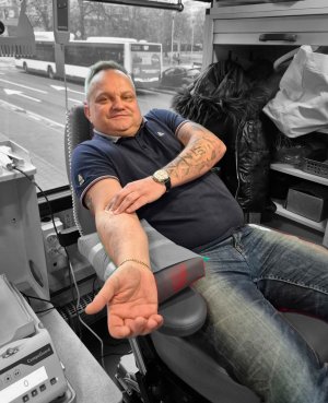 Mężczyna na fotelu przed oddaniem krwi