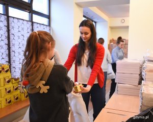 Pakowanie świątecznych paczek dla potrzebujących // fot. Magdalena Czernek
