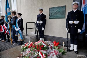 Posterunek honorowy przy tablicy pamiątkowej na fasadzie Dworca PKP Gdynia Główna podczas uroczystości upamiętniających 86. rocznicę pierwszych wysiedleń gdynian