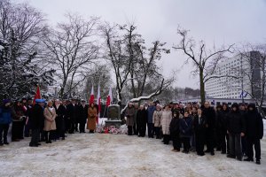 Hołd żołnierzom Armii Krajowej oddali między innymi: posłanka Wioleta Tomczak, posłanka Dorota Arciszewska-Mielewczyk, wicewojewoda pomorski Emil Rojek, wiceprezydent Gdyni Rafał Geremek, gdyńscy radni miejscy: Teresa Bysewska, Monika Strzałkowska, Agnieszka Tokarska i Robert Anisowicz, a także działacze, przedstawiciele Stowarzyszenia Kombatant&oacute;w Misji Pokojowych ONZ koło nr 31 Gdyni, członkowie stowarzyszeń patriotycznych, mieszkańcy i uczniowie gdyńskich szk&oacute;ł (fot. Dorota Patzer)