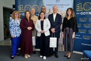 Od lewej: dr Joanna Leman &ndash; kierowniczka Referatu Wsp&oacute;łpracy z Zagranicą Urzędu Miasta Gdyni, wiceprezydentka Gdyni Oktawia Gorzeńska, Marek Stępa &ndash; inżynier, architekt i były wiceprezydent Gdyni, prezydent Gdyni Aleksandra Kosiorek, miejski konserwator zabytk&oacute;w dr Robert Hirsch, senator Sławimir Rybicki oraz Celina Łozowska z Biura Miejskiego Konserwatora Zabytk&oacute;w podczas konferencji prasowej w Miejskiej Informacji Turystycznej 