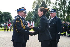 Wojewoda pomorska Beata Rutkiewicz wręcza nagrodę bryg. Łukaszowi Płusie