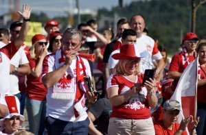 Mieszkańcy zachodniej części Gdyni we wtorek kibicowali Polakom w strefie w Chwarznie-Wiczlinie, fot. Kamil Złoch